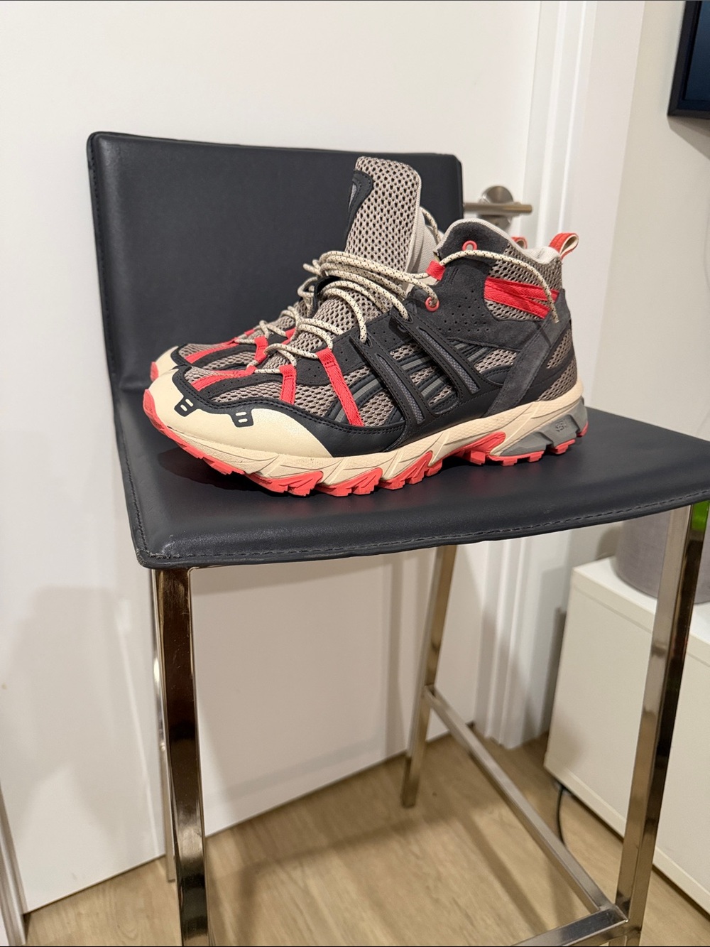 Asics Trail Boots in Anthracite Beige & salmon
